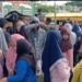 Antusias warga padati stand pasar murah