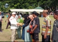 Ketua DPRD Pohuwato membagikan bibit cabai saat kegiatan Kodim 1313/Pohuwato