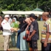 Ketua DPRD Pohuwato membagikan bibit cabai saat kegiatan Kodim 1313/Pohuwato
