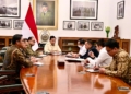 Presiden Prabowo Subianto memimpin rapat terbatas bersama sejumlah Menteri Kabinet Merah Putih di Istana Merdeka, Jakarta, pada Jumat, 7 Maret 2025. (Foto: BPMI Setpres)