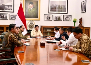 Presiden Prabowo Subianto memimpin rapat terbatas bersama sejumlah Menteri Kabinet Merah Putih di Istana Merdeka, Jakarta, pada Jumat, 7 Maret 2025. (Foto: BPMI Setpres)