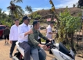 Bupati Boalemo, Rum Pagau rela naik motor saat meninjau pemukiman warga terdampak banjir bandang di Desa Pangea, Kecamatan Wonosari, Kabupaten Boalemo.(f.mitro)