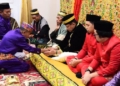 Gubernur Gorontalo, Gusnar Ismail saat menjalani prosesi adat Moloopu berlangsung di rumah jabatan gubernur Gorontalo.(f.dok.hms)