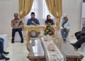 Gubernur Gusnar Ismail dan Wakil Gubernur Idah Syahidah Habibie saat membeberkan berbagai program kerja di hadapan awak media.