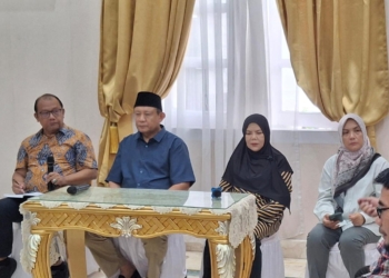 Gubernur Gusnar Ismail dan Wagub Idah Syahidah saat menjawab pertanyaan dari awak media.