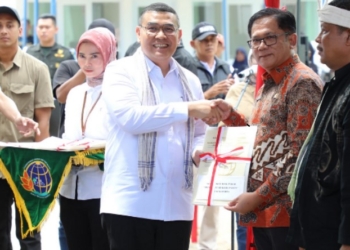 Wamen ATR/BPN Ossy Dermawan serahkan 1.