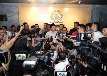 Menteri Nusron Wahid saat menjawab pertanyaan sejumlah wartawan usai pertemuan dengan Komisi II DPR RI.