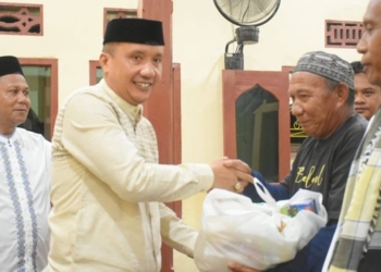 Wakil Bupati Boalemo, Lahmuddin Hambali menyerahkan paket bantuan Ramadhan kepada masyarakat dhuafa disela-sela safari di Kecamatan Mananggu.(f.dok.hms)