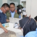 Bupati Boalemo, Drs. Rum Pagau menyaksikan proses pengolahan sawit PT. Sampoerna Agro Palembang.(f.istimewa)
