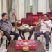 Bupati Boalemo, Rum Pagau berbincang-bincang bersama Anggota DPD RI, Fadel Muhammad.(f.istimewa)