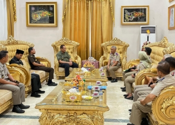 Kepala Kantor Wilayah BPN Provinsi Gorontalo Muhammad Naim bersama jajaran saat bersilaturahmi dengan Gubernur Gorontalo Gusnar Ismail.(F.Humas BPN)