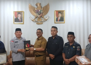 Bawaslu Kabupaten Boalemo menyerahkan piagam penghargaan kepada Pemerintah Daerah Kabupaten Boalemo.(f.istimewa)