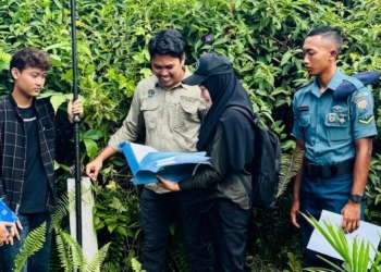 Petugas ukur perempuan