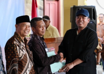 Menteri Nusron Wahid menyerahkan 811 sertipikat