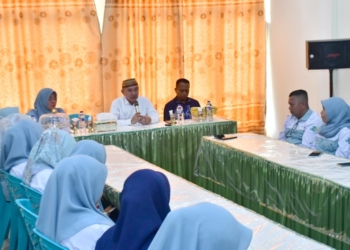 Bupati Pohuwato, Saipul Mbuinga saat memberikan arahan kepada pegawai Puskesmas Lemito