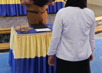 Camat Paguat, Ikbal Mbuinga saat mengukuhkan PAW anggota BPD Soginti