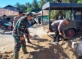 TNI - Polri dan masyarakat gotong royong membersihkan sisa-sisa sedimentasi akibat banjir