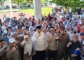 Gubernur Gorontalo Gusnar Ismail saat menerima demo dari serikat pekerja pada peringatan hari Buruh 1 Mei 2025.