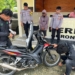 Terduga pelaku saat diamankan polisi
