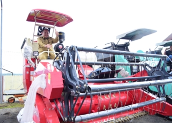 Gubernur Gorontalo Gusnar Ismail meninjau langsung bantuan Alsintan hasil audiensi dengan Mentan RI. (F.Ryan/Diskominfotik)