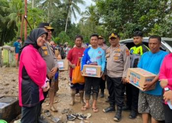 Polres Pohuwato bagi sembako kepada warga terdampak banjir