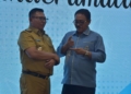 Bupati Boalemo, Drs. Rum Pagau berbagi informasi program strategis ditempuh saat ini di Kabupaten Boalemo di hadapan Wakil Walikota Samarinda, Saefuddin Zuhri.(f.dok.pimpinan)