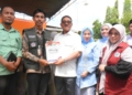 Bupati Boalemo, Drs. Rum Pagau didampingi Ketua Tim Pembina Posyandu, Ny. Hartai Moha meluncurkan Buku RESAPI.(f.istiimewa)