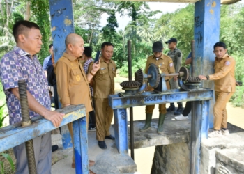 Bupati Pohuwato, Saipul Mbuinga bersama rombongan meninjau langsung kondisi irigasi di Molosipat
