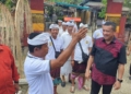 Anggota DPD-RI, Syarif Mbuinga saat menghadapi acara keagamaan umat Hindu, Rsi Gana