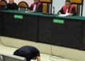 Mantan Bupati Bone Bolango Hamim Pou sujud syukur saat divonis bebas oleh majelis hakim Pengadilan Tipidkor Gorontalo.