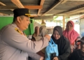 Kapolres Boalemo AKBP Sigit Rahayudi memberikan paket sembako kepada warga terdampak banjir di Desa Potanga Botumoito.