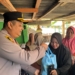 Kapolres Boalemo AKBP Sigit Rahayudi memberikan paket sembako kepada warga terdampak banjir di Desa Potanga Botumoito.