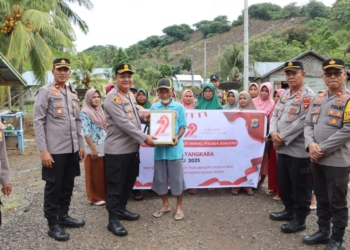 Polres Boalem berbagi sembako dan penampungan air bersih untuk warga Dusun Tambe.