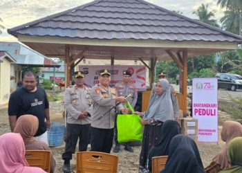 Polres Pohuwato berbagi paket sembako di hari kedua pasca banjir di