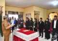 Bupati Boalemo, Drs. Rum Pagau mengambil sumpah PAW anggota BPD di 4 desa di Kabupaten Boalemo.(f.dok.pimpinan)