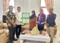 Bupati Pohuwato, Saipul Mbuinga saat menyerahkan santunan kepada keluarga korban banjir di Tuweya