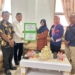Bupati Pohuwato, Saipul Mbuinga saat menyerahkan santunan kepada keluarga korban banjir di Tuweya