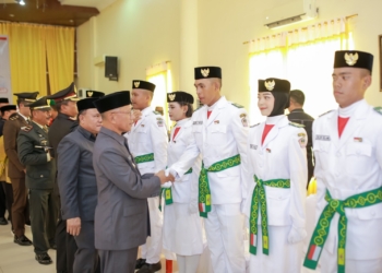 Wakil Bupati Pohuwato, Iwan Adam saat mengukuhkan 30 anggota Paskibraka