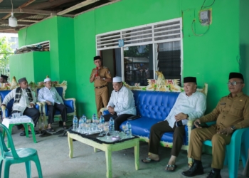 Wabup Iwan Adam saat menghadiri acara pemakaman almarhum Abdul Hamid Babunga