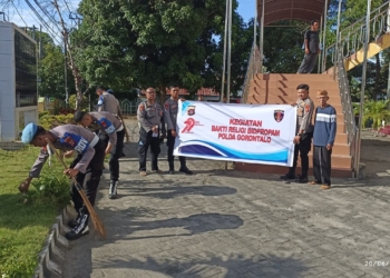 Aksi bersih-bersih rumah ibadah oleh Bidpropam Polda Gorontalo sambut hari Bhayangkara ke-79.