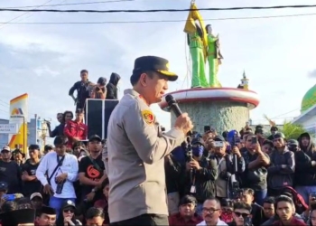 Kapolda Gorontalo, Irjen Pol. Drs. Widodo, S.H., M.H saat menemui massa aksi