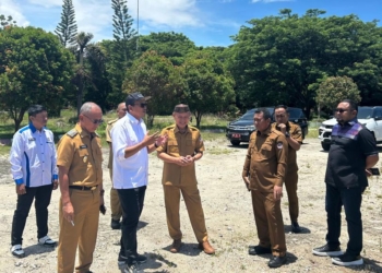 Bupati dan Wabup Pohuwato saat mendampingi Kapala BPBPK meninjau lokasi usulan pembangunan Kantor Bupati Pohuwato