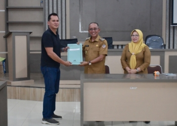 Penyerahan SK Komite Medik secara simbolis oleh Wakil Bupati Pohuwato, Iwan Adam