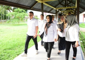 Wagub Idah Syahidah meninjau Sekolah Rakyat di Kabupaten Boalemo.(f.hms)