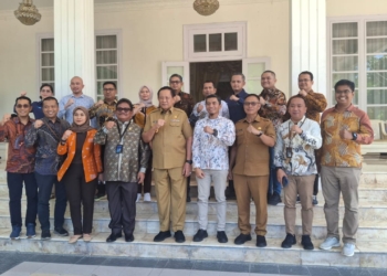 Gubernur Gorontalo Gusnar Ismail didampingi Kadisnaker ESDM dan Transmigrasi Wardoyo Pongoliu usai menerima audiensi dari PLN UP3 Gorontalo
