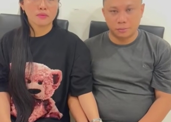 Wahyudin Moridu bersama istrinya