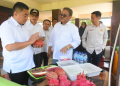 Bupati Boalemo, Drs. Rum Pagau menunjukkan hasil komoditi kakao atau coklat kepada Dirjen Perkebunan Kementan RI, Dr. Abdul Roni Angkat, S.Tp, M.Si .(f.dok.pimpinan)