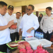 Bupati Boalemo, Drs. Rum Pagau menunjukkan hasil komoditi kakao atau coklat kepada Dirjen Perkebunan Kementan RI, Dr. Abdul Roni Angkat, S.Tp, M.Si .(f.dok.pimpinan)