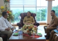 Gubernur Gorontalo Gusnar Ismail didampingi Kadisnaker ESDM dan Transmigrasi Wardoyo Pongoliu saat menerima audiensi