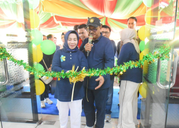 Bupati Boalemo, Drs. Rum Pagau bersama Ketua TP PKK Boalemo, Ny. Hartati Moha Pagau meresmikan pemanfaatan Labkesda Boalemo.(f.istimewa)